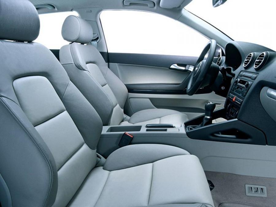 Интерьер Audi A3 2.0 FSI (8P) 2003 года  (фото 13 из 15)